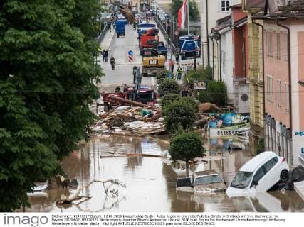 Autos liegen in einer überfluteten Straße in Simbach am Inn. Hochwasser in Bayern 20160602LMB120927