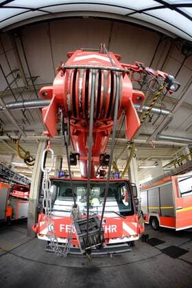 Feuerwehrkrad des Technisches Dienstes (TD) steht in der Fahrzeughalle der Feuerwache 6100 in Berlin-Marzahn Feuerwache Berlin - Marzahn
