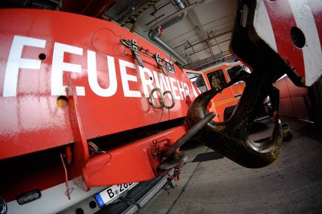 Feuerwehrkrad des Technisches Dienstes (TD) steht in der Fahrzeughalle der Feuerwache 6100 in Berlin-Marzahn Feuerwache Berlin - Marzahn