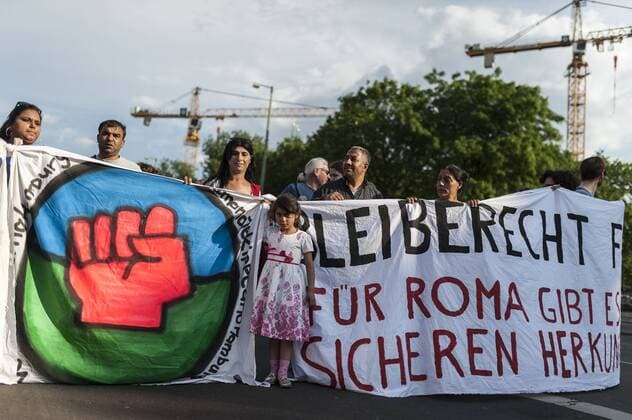Ein Mädchen steht während der Roma Demonstration am 03.06.2016 in Berlin, Deutschland zwischen Transparenten. Ca 150 Roma und Aktivisten demonstrierten für ein Bleiberecht für alle Sinti und Roma.