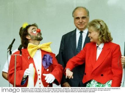 Bundeskanzler Helmut Kohl und Ehefrau Hannelore bei einem Kinderfest im Bundeskanzleramt in den 90er Jahren in Bonn. German Chancellor Helmut Kohl and his wife Hannelore with a clown during a festival for children in the Bonn Chancellory in the 90th.