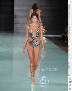A model presents creations by Peruvian fashion house Aguaclara during the Miami Fashion Week (MIAFW) at the Ice Palace in Miami, Florida, USA, on 3 June 2016. MIAMI FASHION WEEK !ACHTUNG: NUR REDAKTIONELLE NUTZUNG!  SHMA66 20160604-636006028358129340
