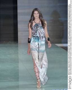 A model presents creations by Peruvian fashion house Aguaclara during the Miami Fashion Week (MIAFW) at the Ice Palace in Miami, Florida, USA, on 3 June 2016. MIAMI FASHION WEEK !ACHTUNG: NUR REDAKTIONELLE NUTZUNG!  SHMA66 20160604-636006031929266983