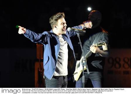 Kiss Cup 2016 in Berlin Luca Haenni, Saenger mit Band beim Charity-Fussball-Musik Event in der Max-Schmeling-Halle in Berlin, 03.06.2016