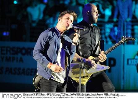 Kiss Cup 2016 in Berlin Luca Haenni, Saenger, DSDS mit Band beim Charity-Fussball-Musik Event in der Max-Schmeling-Halle in Berlin, 03.06.2016