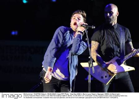 Kiss Cup 2016 in Berlin Luca Haenni, Saenger, DSDS mit Band beim Charity-Fussball-Musik Event in der Max-Schmeling-Halle in Berlin, 03.06.2016