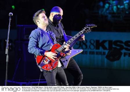 Kiss Cup 2016 in Berlin Luca Haenni, Saenger, DSDS mit Band beim Charity-Fussball-Musik Event in der Max-Schmeling-Halle in Berlin, 03.06.2016