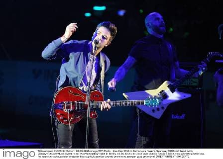 Kiss Cup 2016 in Berlin Luca Haenni, Saenger, DSDS mit Band beim Charity-Fussball-Musik Event in der Max-Schmeling-Halle in Berlin, 03.06.2016
