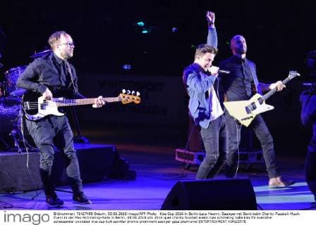 Kiss Cup 2016 in Berlin Luca Haenni, Saenger mit Band beim Charity-Fussball-Musik Event in der Max-Schmeling-Halle in Berlin, 03.06.2016