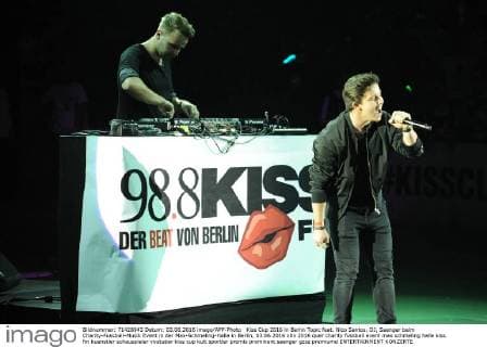 Kiss Cup 2016 in Berlin Topic feat. Nico Santos, DJ, Saenger beim Charity-Fussball-Musik Event in der Max-Schmeling-Halle in Berlin, 03.06.2016