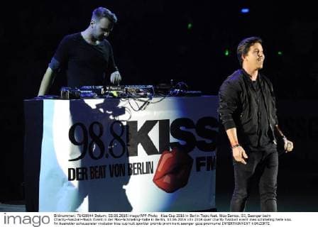 Kiss Cup 2016 in Berlin Topic feat. Nico Santos, DJ, Saenger beim Charity-Fussball-Musik Event in der Max-Schmeling-Halle in Berlin, 03.06.2016