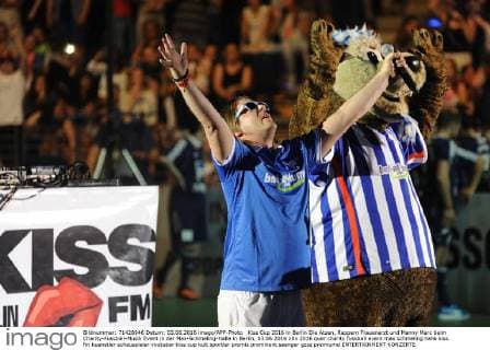 Kiss Cup 2016 in Berlin Die Atzen, Rappern Frauenarzt und Manny Marc beim Charity-Fussball-Musik Event in der Max-Schmeling-Halle in Berlin, 03.06.2016