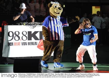 Kiss Cup 2016 in Berlin Die Atzen, Rappern Frauenarzt und Manny Marc beim Charity-Fussball-Musik Event in der Max-Schmeling-Halle in Berlin, 03.06.2016