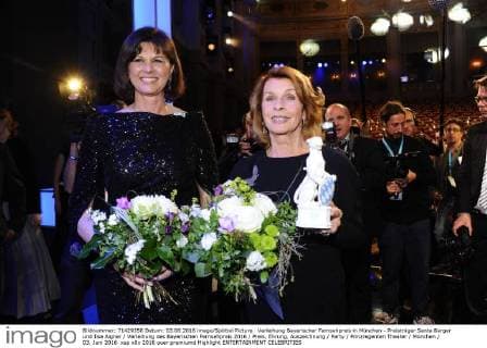 Verleihung Bayerischer Fernsehpreis in München - Preisträger Senta Berger und Ilse Aigner Verleihung des Bayerischen Fernsehpreis 2016 Preis, Ehrung, Auszeichnung Party Prinzregenten Theater München 03. Juni 2016