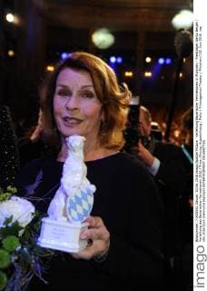 Verleihung Bayerischer Fernsehpreis in München - Preisträger Senta Berger Verleihung des Bayerischen Fernsehpreis 2016 Preis, Ehrung, Auszeichnung Party Prinzregenten Theater München 03. Juni 2016