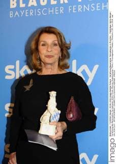 Verleihung Bayerischer Fernsehpreis in München - Preisträger Senta Berger Verleihung des Bayerischen Fernsehpreis 2016 Preis, Ehrung, Auszeichnung Party Prinzregenten Theater München 03. Juni 2016