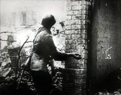 IMAGO History, Zweiter Weltkrieg: 1939 - 1945 Jan. 1, 2011 - WORLD WAR II THE STALINGRAD BATTLE.RUSSIAN SOLDIER ABOUT TO THROW GRENADE.OCTOBER 1942. - ZUMAg49_