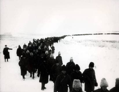 IMAGO History, Zweiter Weltkrieg: 1939 - 1945 Jan. 1, 2011 - WORLD WAR II THE STALINGRAD BATTLE.LONG LINE OF CAPTURED GERMAN PRISONERS WALKING ACROSS SNOW FIELD OUTSIDE STALINGRAD.1943. - ZUMAg49_