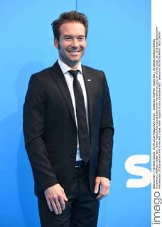 Sebastian Hoeffner (moderator), Einzelbild,angeschnittenes Einzelmotiv,Halbfigur,halbe Figur. Roter Teppich,Red Carpet,Bayerischer Fernsehpreis 2016 am 03.06.2016.
