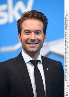 Sebastian Hoeffner (moderator), Einzelbild,angeschnittenes Einzelmotiv,Portraet,Portrait,Porträt. Roter Teppich,Red Carpet,Bayerischer Fernsehpreis 2016 am 03.06.2016.