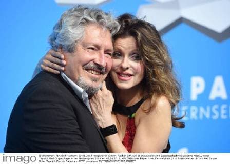 Volker BRANDT (Schauspieler) mit Lebensgefaehrtin Susanne MEIKL. Roter Teppich,Red Carpet,Bayerischer Fernsehpreis 2016 am 03.06.2016.