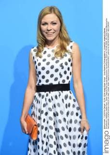 Anna Ewelina (Schauspielerin), Einzelbild,angeschnittenes Einzelmotiv,Halbfigur,halbe Figur. Roter Teppich,Red Carpet,Bayerischer Fernsehpreis 2016 am 03.06.2016.