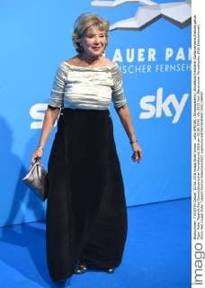 Jutta SPEIDEL (Schauspielerin) ,Einzelbild,Freisteller,Ganzkoerperaufnahme,ganze Figur. Roter Teppich,Red Carpet,Bayerischer Fernsehpreis 2016 am 03.06.2016.