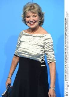 Jutta SPEIDEL (Schauspielerin) Einzelbild,angeschnittenes Einzelmotiv,Halbfigur,halbe Figur. Roter Teppich,Red Carpet,Bayerischer Fernsehpreis 2016 am 03.06.2016.