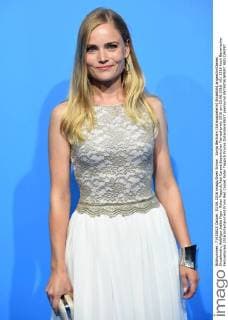 Sonja Bertram (Schauspielerin) Einzelbild,angeschnittenes Einzelmotiv,Halbfigur,halbe Figur. Roter Teppich,Red Carpet,Bayerischer Fernsehpreis 2016 am 03.06.2016.