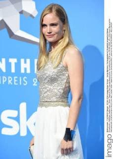 Sonja Bertram (Schauspielerin) Einzelbild,angeschnittenes Einzelmotiv,Halbfigur,halbe Figur. Roter Teppich,Red Carpet,Bayerischer Fernsehpreis 2016 am 03.06.2016.
