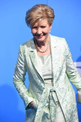 Carolin REIBER (Moderatorin), Einzelbild,angeschnittenes Einzelmotiv,Halbfigur,halbe Figur. Roter Teppich,Red Carpet,Bayerischer Fernsehpreis 2016 am 03.06.2016.