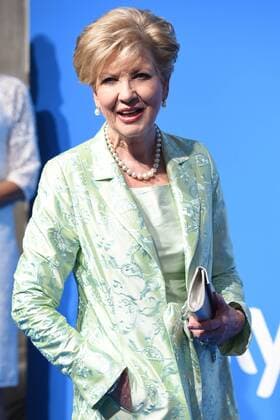 Carolin REIBER (Moderatorin), Einzelbild,angeschnittenes Einzelmotiv,Halbfigur,halbe Figur. Roter Teppich,Red Carpet,Bayerischer Fernsehpreis 2016 am 03.06.2016.