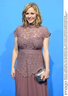 Jasmin Schwiers (Schauspielerin), Einzelbild,angeschnittenes Einzelmotiv,Halbfigur,halbe Figur. Roter Teppich,Red Carpet,Bayerischer Fernsehpreis 2016 am 03.06.2016.