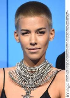 Frida GOLD (Alina SUEGGELER,Saengerin,, Einzelbild,angeschnittenes Einzelmotiv,Portraet,Portrait,Porträt. Roter Teppich,Red Carpet,Bayerischer Fernsehpreis 2016 am 03.06.2016.