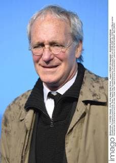 August ZIRNER (Schauspieler) ,Einzelbild,angeschnittenes Einzelmotiv,Portraet,Portrait,Porträt. Roter Teppich,Red Carpet,Bayerischer Fernsehpreis 2016 am 03.06.2016.