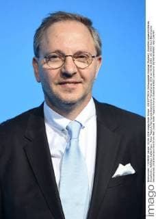 Olli DITTRICH (Schauspieler,Komiker,Musiker) ,Einzelbild,angeschnittenes Einzelmotiv,Halbfigur,halbe Figur, Roter Teppich,Red Carpet,Bayerischer Fernsehpreis 2016 am 03.06.2016.