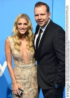 Anna KRAFT (Moderatorin) mit Wolf Christioph FUSS (Sportkommentator) . Roter Teppich,Red Carpet,Bayerischer Fernsehpreis 2016 am 03.06.2016.