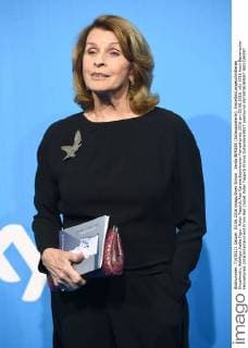 Senta BERGER (Schauspielerin), Einzelbild,angeschnittenes Einzelmotiv,Halbfigur,halbe Figur. Roter Teppich,Red Carpet,Bayerischer Fernsehpreis 2016 am 03.06.2016.