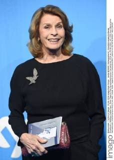 Senta BERGER (Schauspielerin), Einzelbild,angeschnittenes Einzelmotiv,Halbfigur,halbe Figur. Roter Teppich,Red Carpet,Bayerischer Fernsehpreis 2016 am 03.06.2016.