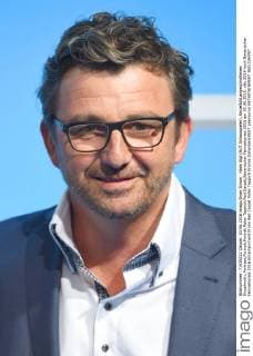Hans Sigl (AUT,Schauspieler), Einzelbild,angeschnittenes Einzelmotiv,Portraet,Portrait,Porträt.Roter Teppich,Red Carpet,Bayerischer Fernsehpreis 2016 am 03.06.2016.