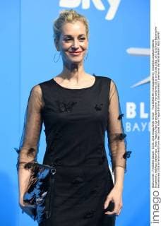 Tina BORDIHN (Schauspielerin), Einzelbild,angeschnittenes Einzelmotiv,Halbfigur,halbe Figur. Roter Teppich,Red Carpet,Bayerischer Fernsehpreis 2016 am 03.06.2016.