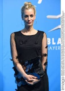 Tina BORDIHN (Schauspielerin), Einzelbild,angeschnittenes Einzelmotiv,Halbfigur,halbe Figur. Roter Teppich,Red Carpet,Bayerischer Fernsehpreis 2016 am 03.06.2016.