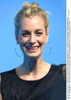 Tina BORDIHN (Schauspielerin), Einzelbild,angeschnittenes Portraet,Portrait,Porträt. Roter Teppich,Red Carpet,Bayerischer Fernsehpreis 2016 am 03.06.2016.