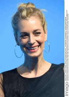 Tina BORDIHN (Schauspielerin), Einzelbild,angeschnittenes Einzelmotiv,Portraet,Portrait,Porträt. Roter Teppich,Red Carpet,Bayerischer Fernsehpreis 2016 am 03.06.2016.