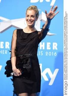 Tina BORDIHN (Schauspielerin), Einzelbild,angeschnittenes Einzelmotiv,Halbfigur,halbe Figur. Roter Teppich,Red Carpet,Bayerischer Fernsehpreis 2016 am 03.06.2016.