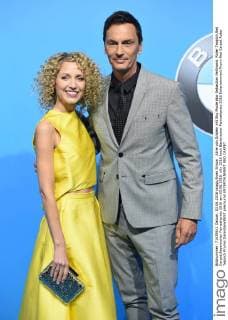 Aline von Drateln mit Sky Moderator Sebastian Hellmann. Roter Teppich,Red Carpet,Bayerischer Fernsehpreis 2016 am 03.06.2016.