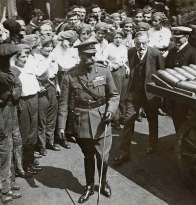 The King George V inspects bombs Holmes & Co., UK x05272x 