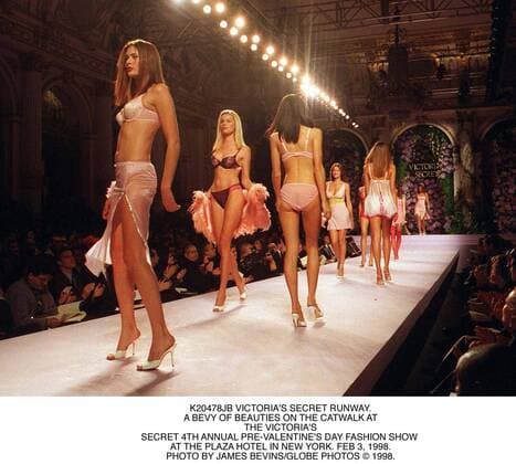 Jan. 1, 2011 - K20478JB VICTORIA S SECRET RUNWAY..A BEVY OF BEAUTIES ON THE CATWALK AT. THE VICTORIA S .SECRET 4TH ANNUAL PRE-VALENTINE S DAY FASHION SHOW .AT THE PLAZA HOTEL IN NEW YORK. FEB 3, 1998.. JAMES BEVINS 1998. - ZUMAg49_