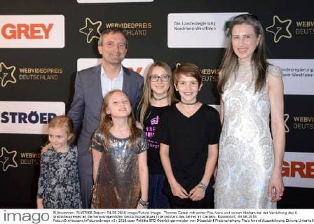 Thomas Geisel mit seiner Frau Vera und seinen Kindern bei der Verleihung des 6. Webvideopreises an die herausragendsten deutschsprachigen Internetstars des Jahres im Castello. Düsseldorf, 04.06.2016 Foto:xO.xHausenx xFuturexImage