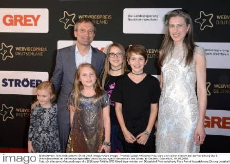 Thomas Geisel mit seiner Frau Vera und seinen Kindern bei der Verleihung des 6. Webvideopreises an die herausragendsten deutschsprachigen Internetstars des Jahres im Castello. Düsseldorf, 04.06.2016 Foto:xO.xHausenx xFuturexImage